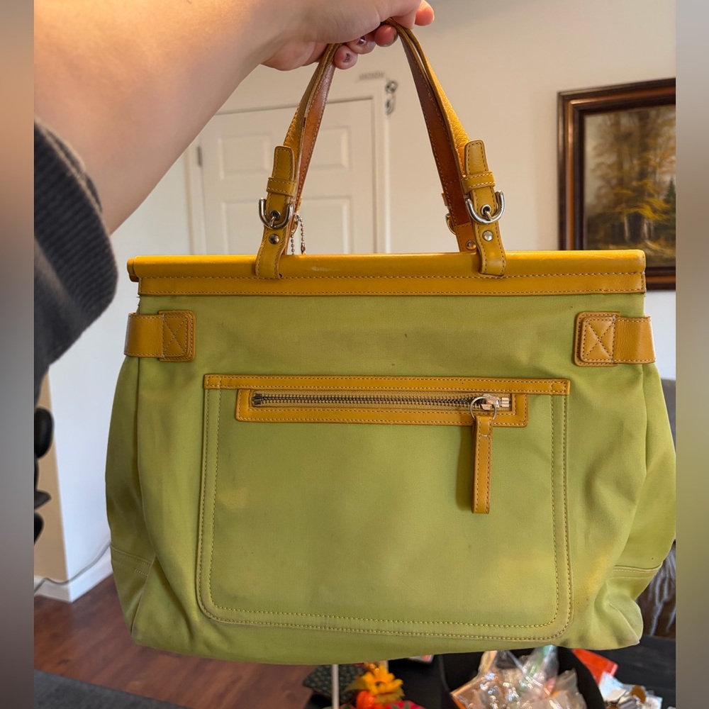 Rare Coach Yellow and Green Shoulder Bag with Soho Buckle and Turnlocks 9367 - Picture 4 of 12